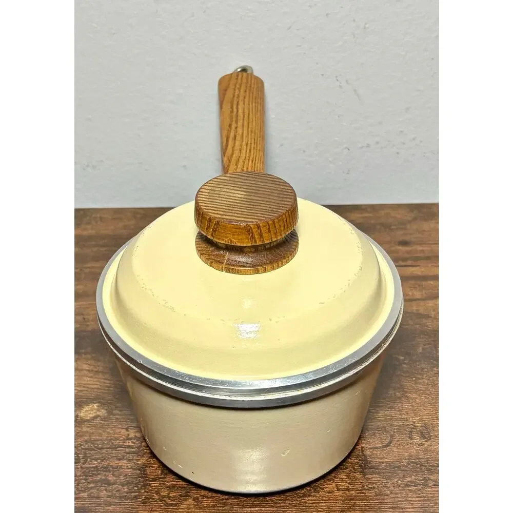 Vintage Club Classic 1 Aluminum 1 Qt Almond Stock Pot with a lid- Wood Handles